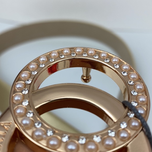 Vince Camuto gold belt, buckle with pearl & rhinestone accents NWT, size M - Picture 4 of 11